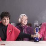 L’immagine del video virale delle tre signore che fumano un bong per la prima volta