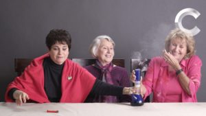 Anziani - L'immagine del video virale delle tre signore che fumano un bong per la prima volta